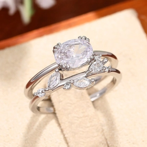 Elegante conjunto de dos anillos de plata con piedra ovalada y diseño de hojas