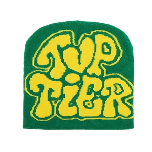 Détail du bonnet en tricot vert avec lettrage Top Tier en jacquard jaune vif