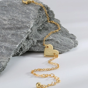 Bracelet coeur doré minimaliste avec pendentif lettre D et chaîne réglable élégante