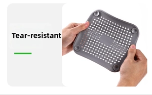 Dettaglio del filtro lavandino in silicone grigio flessibile con ventose e fori drenanti