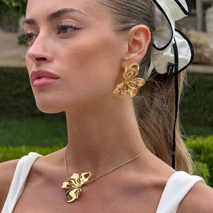 Golden flower jewelry set including a statement necklace and stud earrings for women