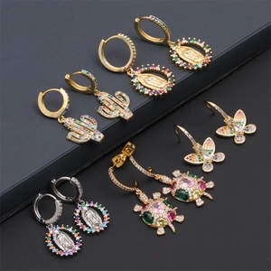 Detailaufnahme goldener Ohrringe mit bunten Zirkonia-Schmetterlings- und Kaktusmotiven