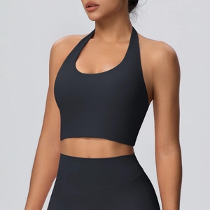 Dettaglio del reggiseno sportivo nero con scollo all'americana e vestibilità elasticizzata
