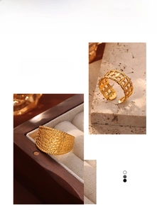 Dettagli di anelli in acciaio al titanio placcati oro 18k con maglia e trama martellata