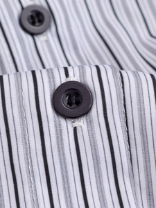 Macro di tessuto camicia a righe grigie e nere con eleganti bottoni rotondi neri