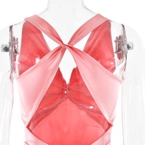 Détail du dos de la robe en satin rose avec bretelles croisées lacées et dos ouvert
