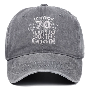 Détail de la casquette 70 ans en coton délavé gris avec broderie blanche en relief