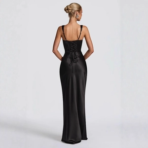 Elegantes schwarzes Satin-Abendkleid mit Schnürung am Rücken und bodenlanger Silhouette