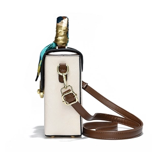 Sac bandoulière élégant crème et marron avec gaufrage carré et détail de foulard en soie