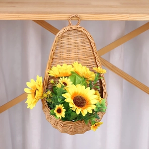 Panier suspendu en osier tressé avec tournesols artificiels pour décoration murale