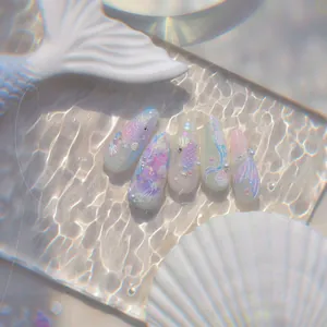 Détail de stickers ongles 3D coquillages avec perles sirène et accents cristal