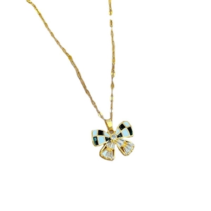 Collier papillon doré avec émail en damier et pendentif en zircons scintillants