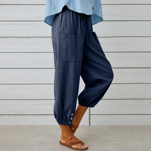 Dettaglio di pantaloni larghi in cotone e lino blu navy con bottoni e tasche laterali