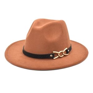 Dettaglio del cappello in lana marrone con cinturino in pelle nera e catena dorata