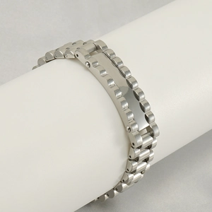 Bracelet pour homme en acier inoxydable argenté style montre sur support cylindrique blanc