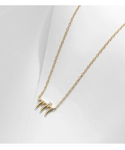 Détail du collier en argent S925 avec pendentif 777 doré et petit insert en diamant