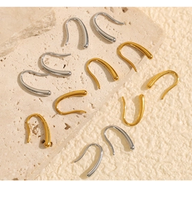 Vue détaillée des boucles d'oreilles en U avec finitions polies en or et en argent