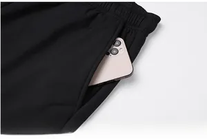 Dettaglio dei pantaloni in pile da uomo con tasche laterali per riporre lo smartphone