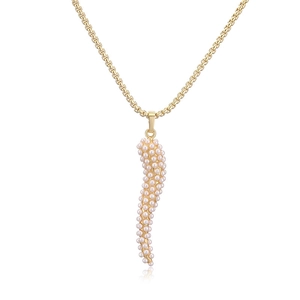 Gros plan détaillé du collier pendentif corne dorée serti de perles crème élégantes