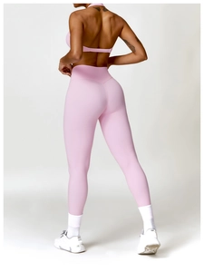 Détail du pantalon de yoga rose à taille haute avec couture en V et effet galbant