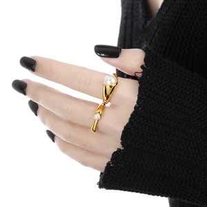 Minimalist S925 sterling silver geometric gold ring with dual pearls on hand