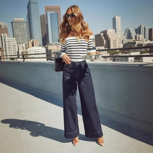 Dunkelblaue Damen-Jeans mit hohem Bund, weitem Bein und gestreiftem schulterfreiem Strickoberteil