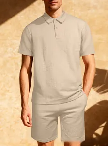 Dettaglio della trama a nido d'ape beige del set polo e pantaloncini da uomo in maglia