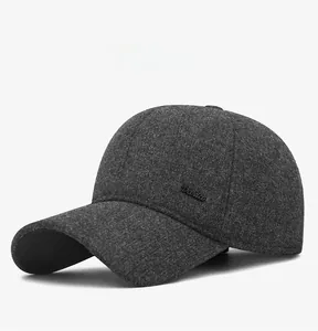 Vista dettagliata del cappello invernale in tweed grigio scuro con paraorecchie
