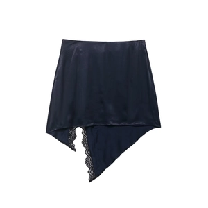 Mini-jupe chic en satin foncé avec bordure en dentelle noire et coupe irrégulière
