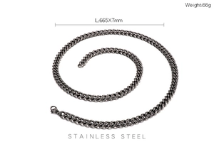 Macro detail of stainless steel curb chain with weight 66g and dimensions 665x7mm