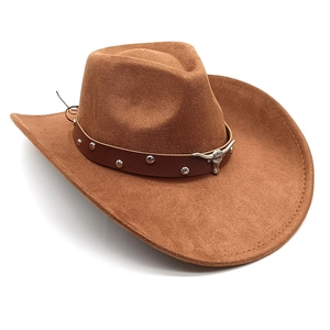 Détail d'un chapeau de cowboy en daim marron avec tête de boeuf argentée et cuir