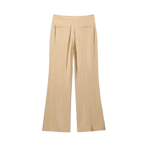 Detailweergave van een abrikooskleurige broek met hoge taille en satijnen textuur