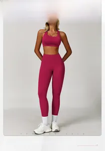 Dettaglio del reggiseno racerback e dei leggings a vita alta nel set yoga bacca
