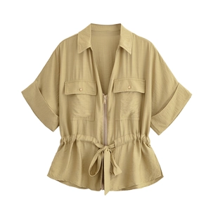 Ensemble d'été femme kaki avec chemise à manches courtes, taille à cordon et poches poitrine