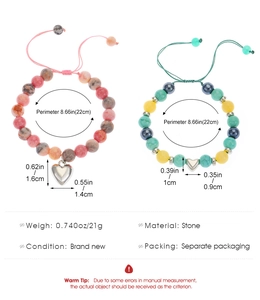 Détail du bracelet en perles de pierre colorées avec pendentif cœur et mesure de taille