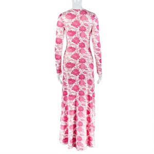 Détail du dos de la robe longue à fleurs roses avec une coupe ajustée et manches longues
