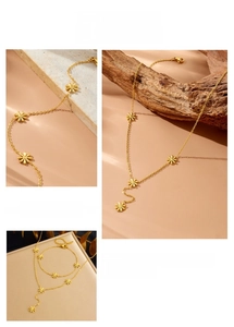Detailansicht von vergoldetem Gänseblümchen-Halsketten- und Armband-Set mit Blumenanhänger