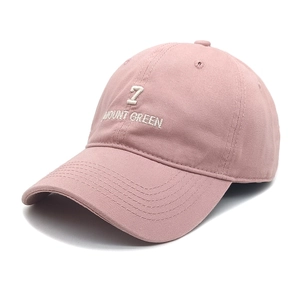 Dettaglio del ricamo bianco 7 MOUNT GREEN su un cappellino da baseball in cotone rosa