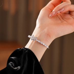 Gros plan du bracelet papillon en argent serti de zircons et de pierres en goutte