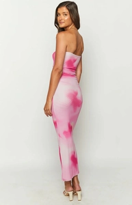 Détail de la vue arrière de la robe longue bustier tie-dye rose avec coupe slim élégante