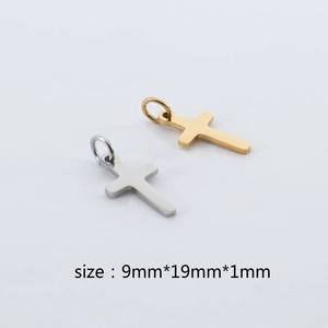 Détail macro de pendentifs croix or et argent avec mesures de 9 mm par 19 mm