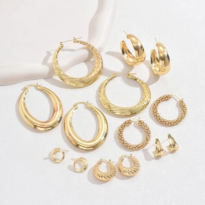 Ensemble de boucles d'oreilles géométriques dorées en U avec finitions polies et texturées