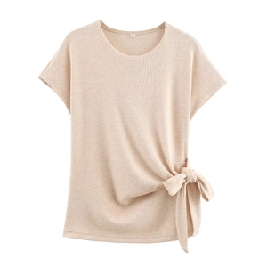 Haut en maille beige pour femme avec manches courtes et détail de nœud latéral élégant