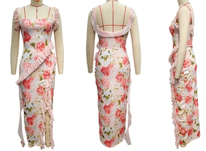 Dettaglio dell'abito midi floreale che mostra bordi a balze e un elegante design schiena scoperta