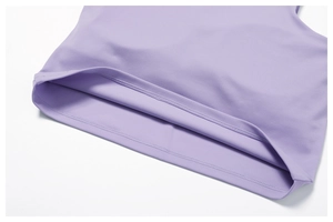 Detail eines lila Sportoberteils mit hochelastischem Stoff und Doppelnaht-Verarbeitung
