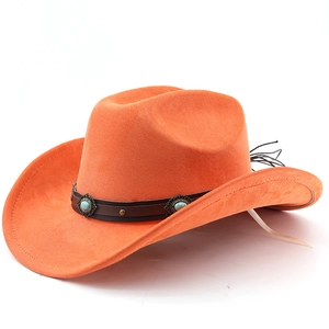 Détail d'un chapeau de cowboy orange avec bande en cuir, clous turquoise et franges