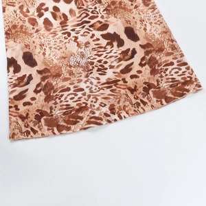 Detailansicht des Leopardenmusters am Saum eines schmalen Stretch-Maxikleides