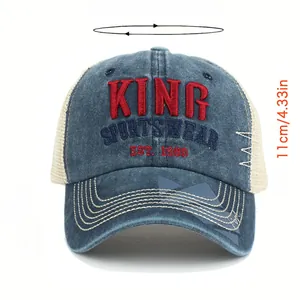 Dettaglio del ricamo 3D KING su cappellino da baseball in denim lavato con rete