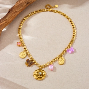 Collier à grosse chaîne dorée avec fleur de camélia, papillon et pendentifs en perles