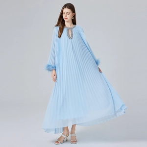 Robe longue plissée bleu ciel avec cristaux étincelants et finitions en plumes élégantes